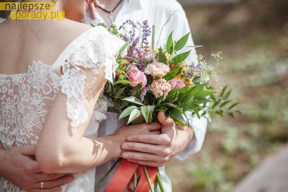 Jak zorganizować wesele w stylu rustykalnym?