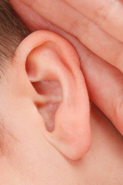 Jak bezpiecznie usunąć woskowinę z uszu?