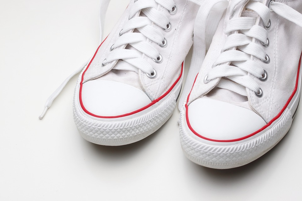 Jak szybko i skutecznie wyczyścić białe buty?