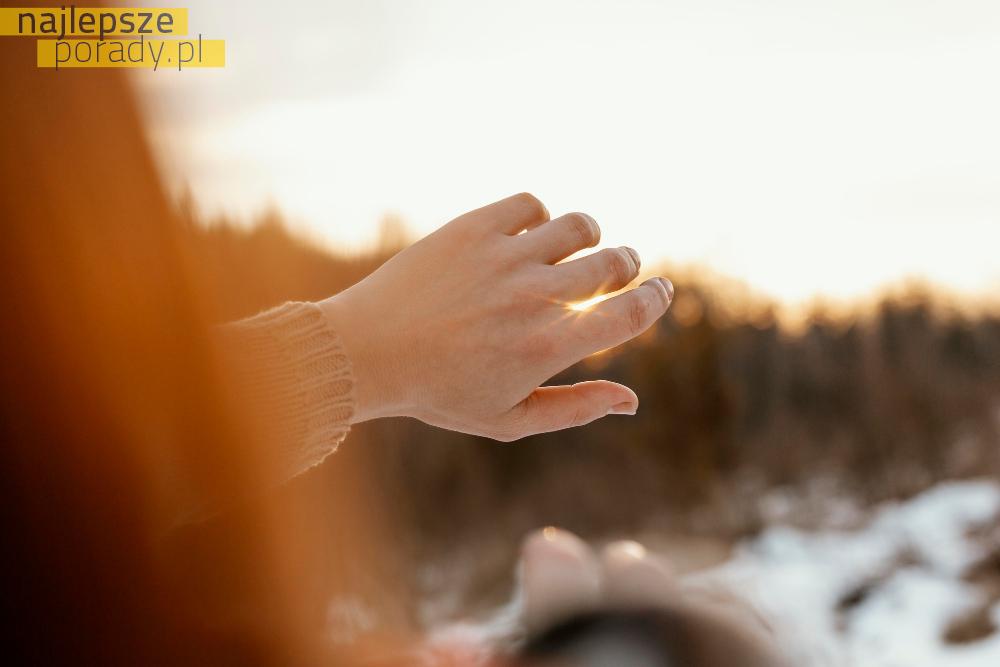 Jak dbać o skórę dłoni w zimie?