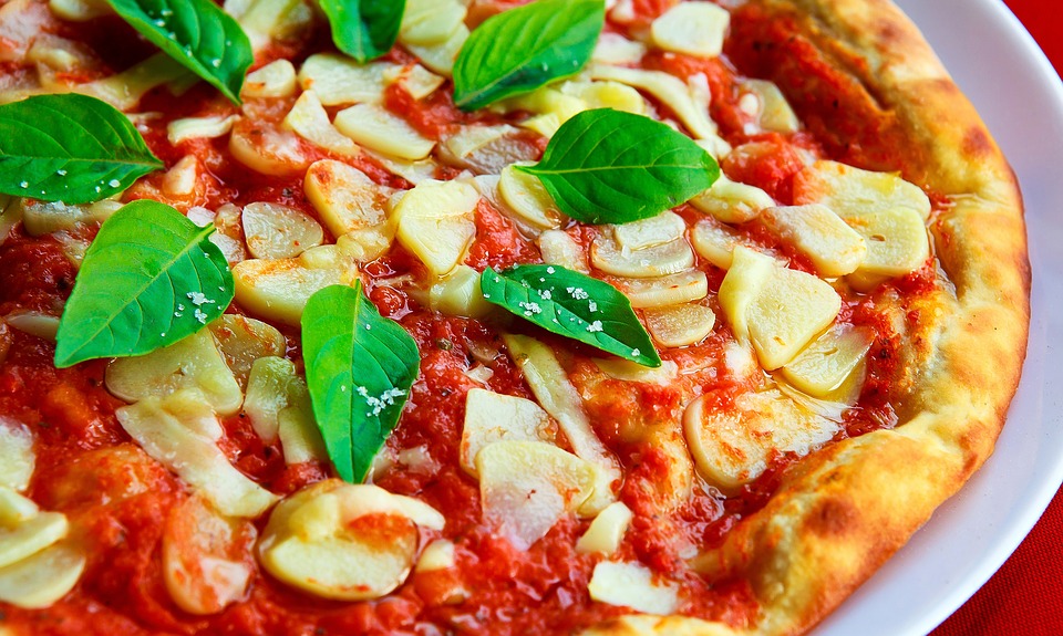 Jak zrobić prosty i pyszny sos pomidorowy do pizzy?